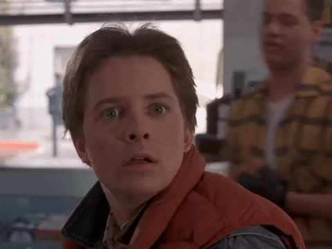 GIF mostra Marty McFly, do filme De Volta Para o Futuro, com cara de surpresa e olhos arregalados